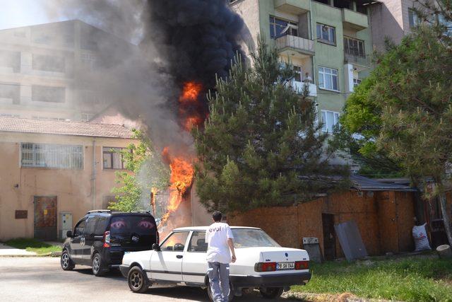 Tutuşturulan lastiğin alevi büfeyi sardı