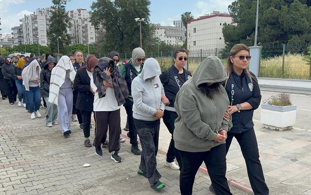 Adana merkezli yasa dışı bahis operasyonunda yakalanan 135 ş&uuml;pheli tutuklandı 12