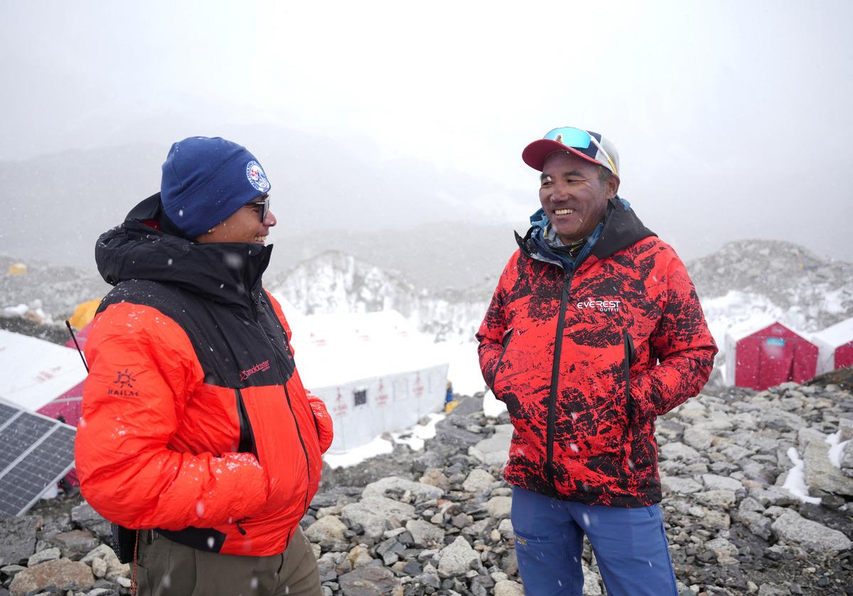 Kendi rekorunu kırdı, Everest e 32. kez çıktı 1