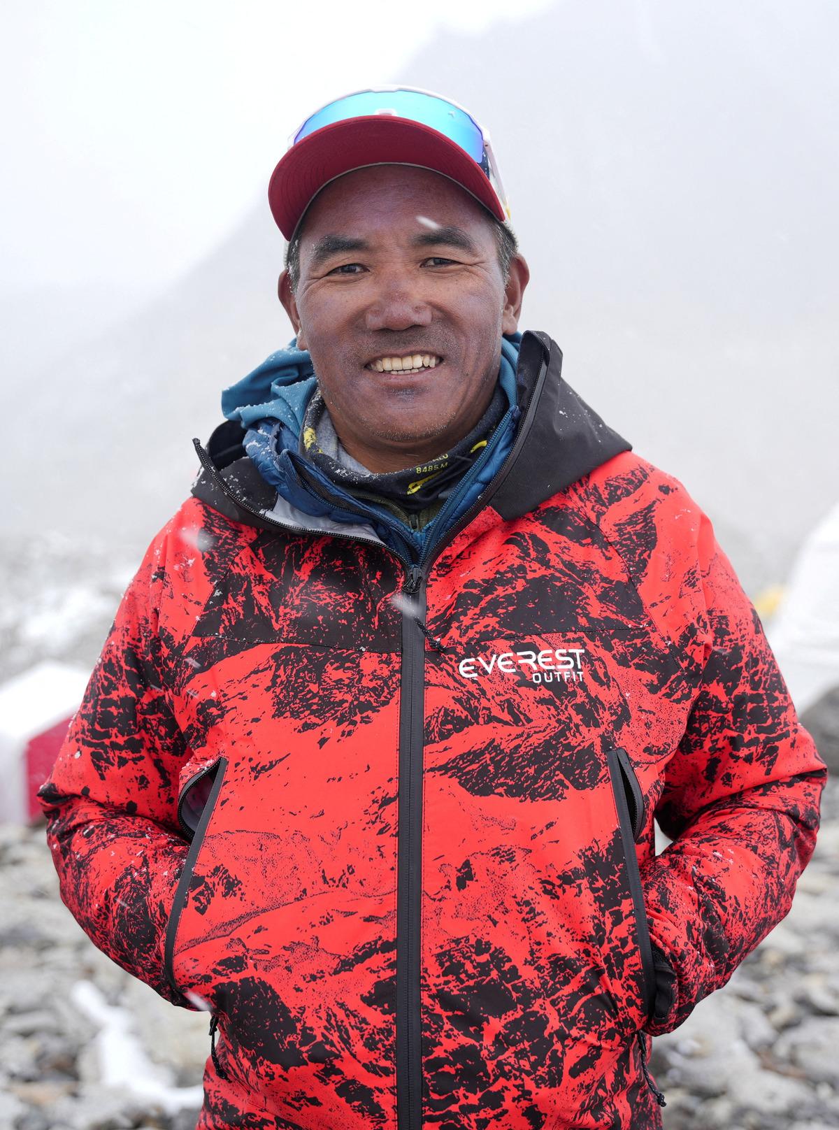 Kendi rekorunu kırdı, Everest e 32. kez çıktı 2