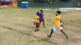 Jamaika'da bayrak yarışında ters yöne koşan minik, izleyenleri kahkahaya boğdu