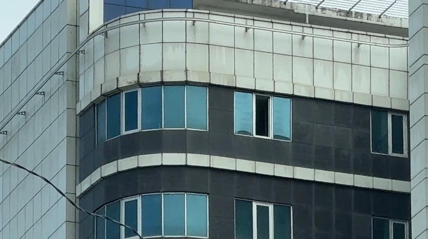 Hastanede sır &ouml;l&uuml;m! Bı&ccedil;aklanmıştı, pencereden d&uuml;şerek &ouml;ld&uuml;