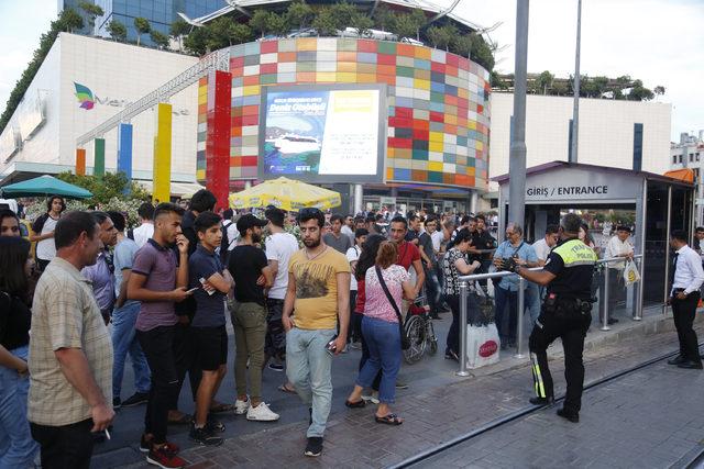 Boş ayakkabı kutusu tramvay seferlerini durdurdu