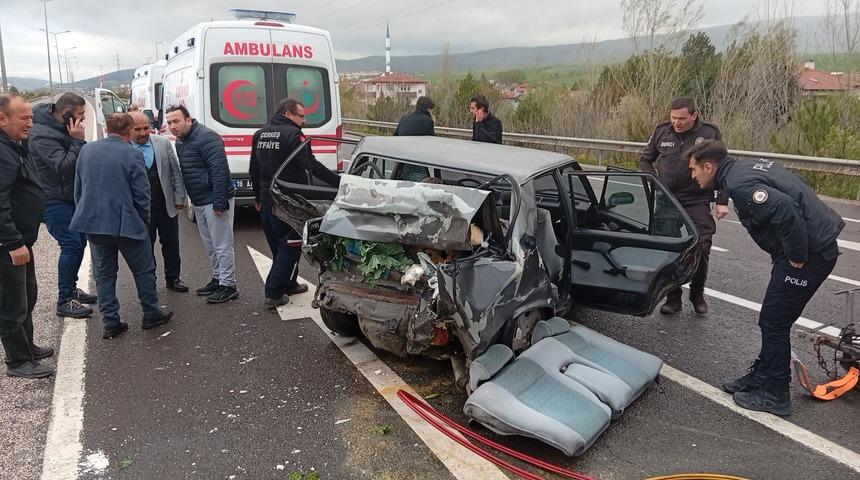 &Ccedil;ankırı'da panelvanın park halindeki otomobile &ccedil;arpması sonucu 3 kişi &ouml;ld&uuml;, 5 kişi yaralandı