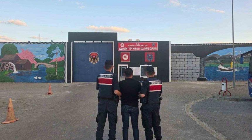 Jandarma &ccedil;eşitli su&ccedil;lardan aranan 43 kişiyi yakaladı