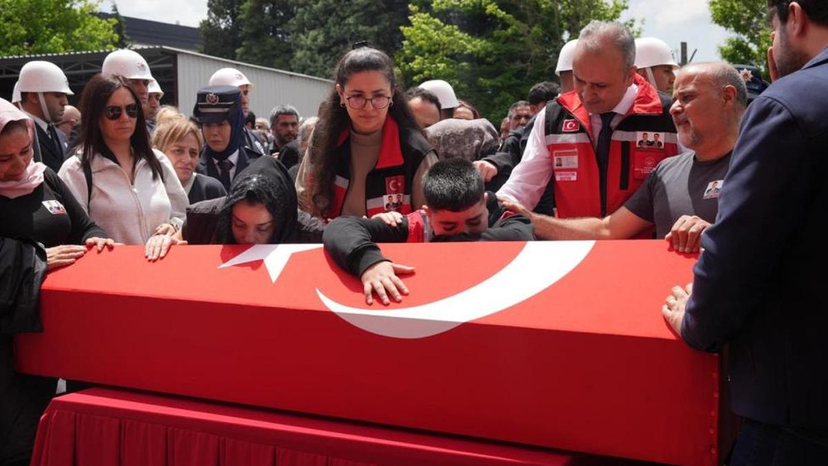 Şehit polisler son yolculuğuna uğurlandı! Cenazede kahreden detay 3