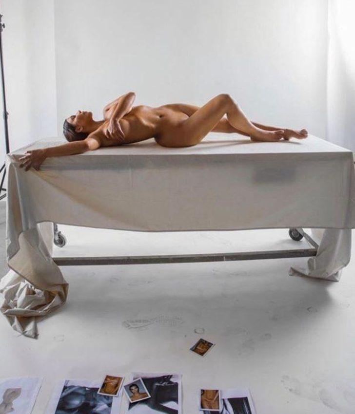 Kız kardeşini avutmaya gitti, çırılçıplak poz verdi! G2