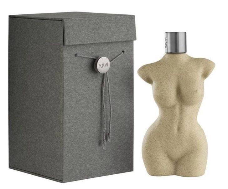 Kız kardeşini avutmaya gitti, çırılçıplak poz verdi! G5