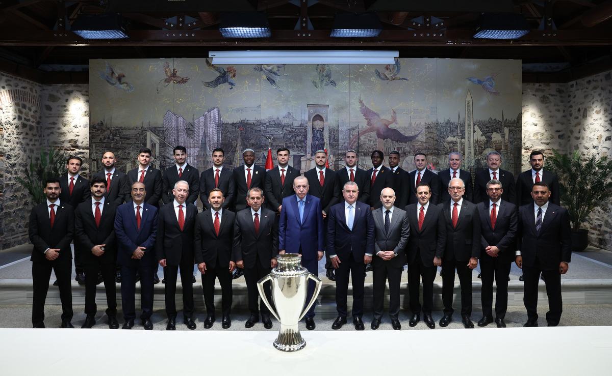 Cumhurbaşkanı Erdoğan, S&uuml;per Lig şampiyonu Galatasaray'ı kabul etti