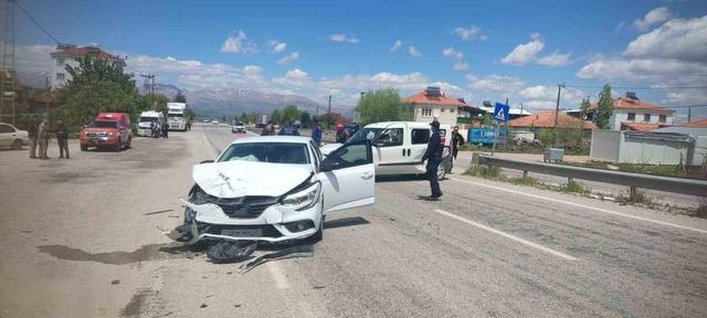 Malatya’da hafif ticari araç ile otomobil çarpıştı: 2 yaralı 2