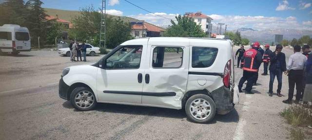 Malatya’da hafif ticari araç ile otomobil çarpıştı: 2 yaralı 1