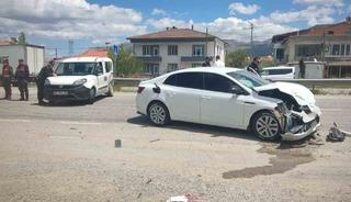 Malatya&rsquo;da hafif ticari ara&ccedil; ile otomobil &ccedil;arpıştı: 2 yaralı