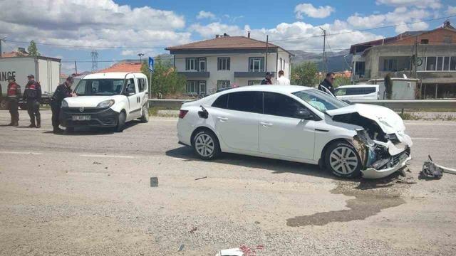 Malatya’da hafif ticari araç ile otomobil çarpıştı: 2 yaralı
