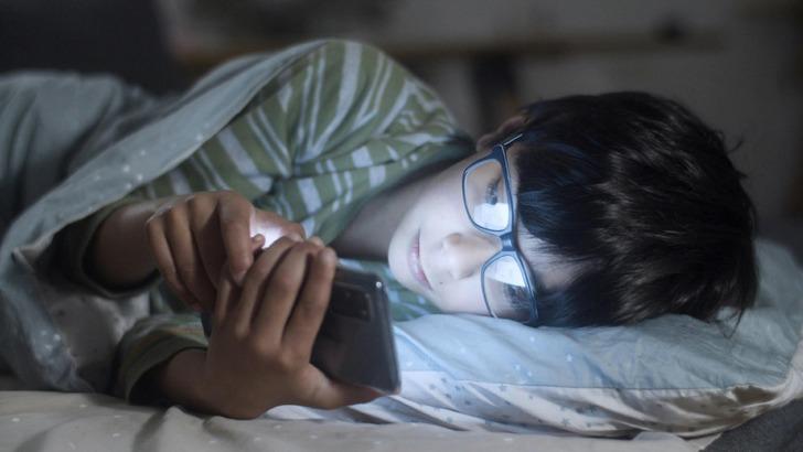 Evde belirgin bir gerginlik varsa gece uykuya dalmadan hemen &ouml;nce yatağında nasıl g&ouml;r&uuml;n&uuml;r?