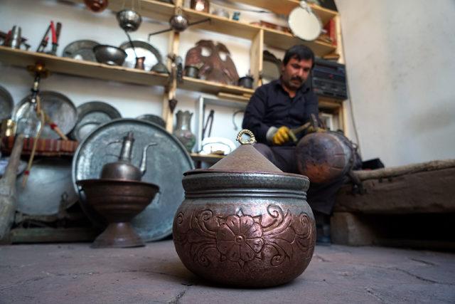 Eski bakır eşyaları, süs eşyasına dönüştürüyor