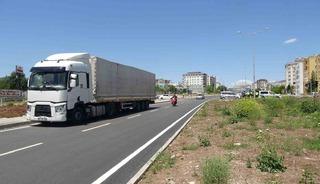 Kilis&rsquo;te tır ile &ccedil;arpışan motosikletteki 2 kişi ağır yaralandı