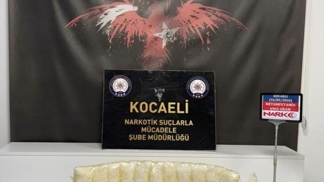 Kocaeli’de vücutlarına sarılı 7 kilo uyuşturucuyla yakalanan 2 kişi tutuklandı