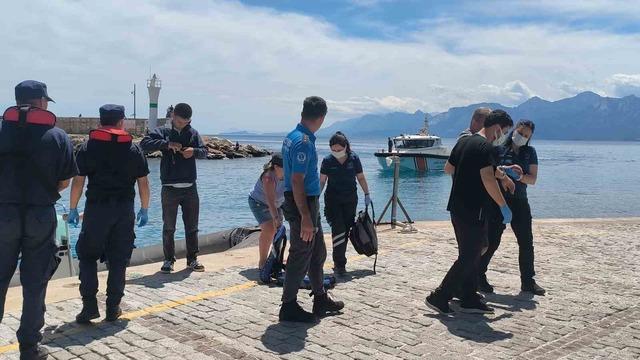 Tur teknesinde rahatsızlanan turistin yardımına deniz polisi yetişti 3