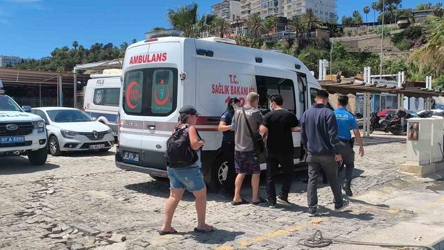 Tur teknesinde rahatsızlanan turistin yardımına deniz polisi yetişti 1