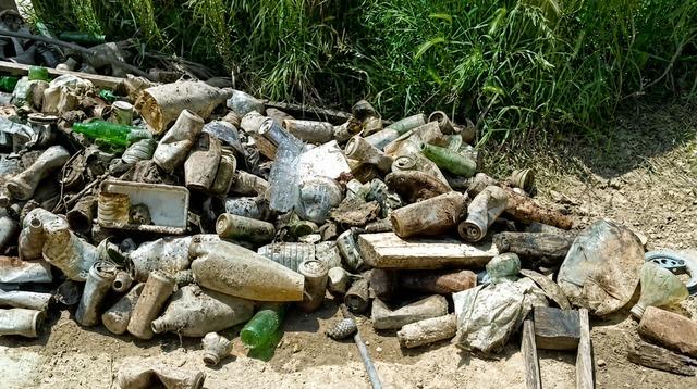 Malatya da dip temizliği yapıldı: Göletten araba lastiği bile çıktı! 1