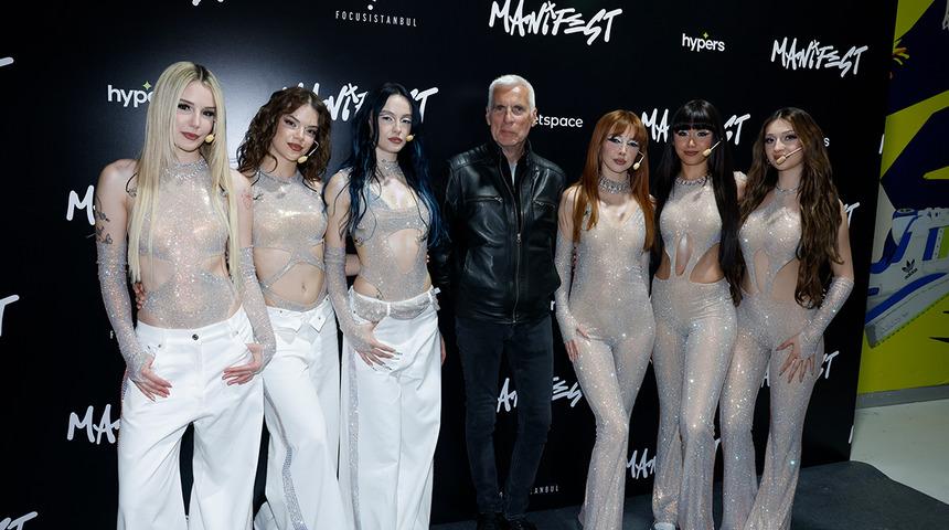 Manifest d&uuml;nya sahnesine a&ccedil;ılıyor: Efsane menajer John Giddings ile anlaşma