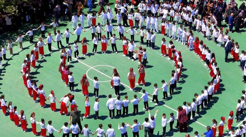En kalabalık halay rekoru: Erzincan'da 500 kişiyle oynandı