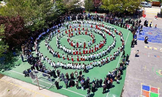 En kalabalık halay rekoru: Erzincan da 500 kişiyle oynandı 1