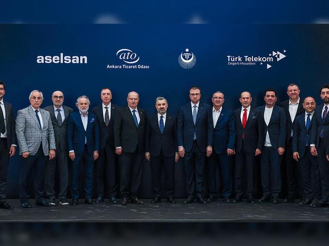 T&uuml;rk Telekom CEO&rsquo;su Ebubekir Şahin: "Yerli projeler geliştirmek milli sorumluluğumuz. Yerli ve milli haberleşme cihazı &uuml;retimi de bu anlamda kırmızı &ccedil;izgimizdir"