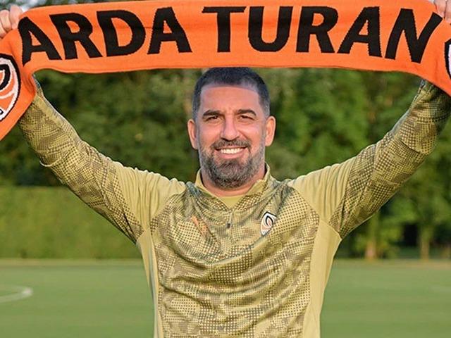 Beşiktaş'tan Arda Turan s&uuml;rprizi! &Ccedil;alışmalar resmen başladı
