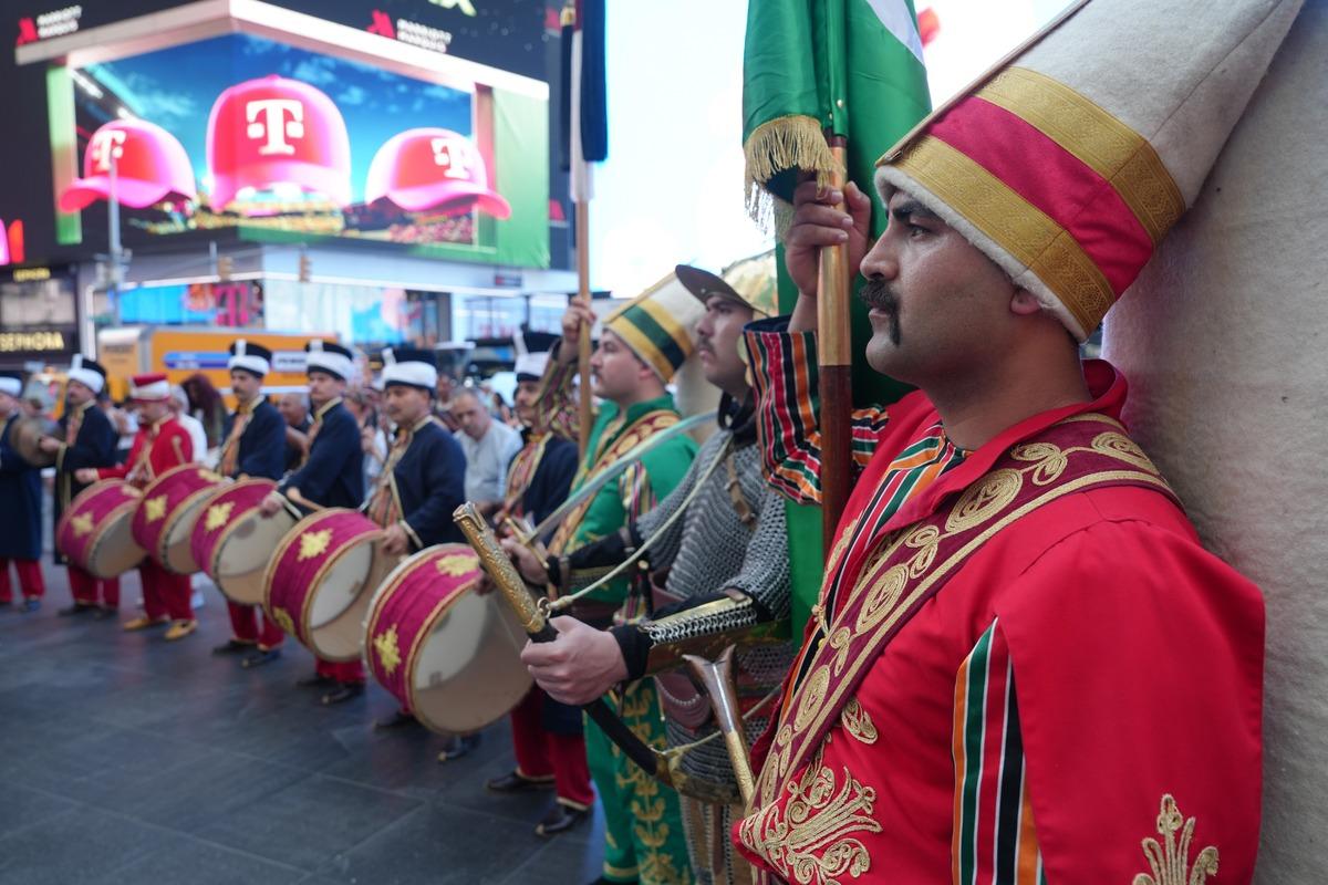 ABD&rsquo;de tarihi g&ouml;r&uuml;nt&uuml;ler! T&uuml;rk Mehteri Times Meydanı nda b&uuml;y&uuml;k ilgi g&ouml;rd&uuml;    4