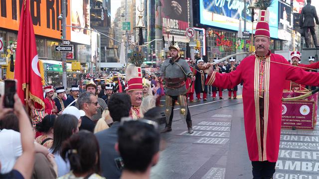 ABD’de tarihi görüntüler! Türk Mehteri Times Meydanı'nda büyük ilgi gördü   