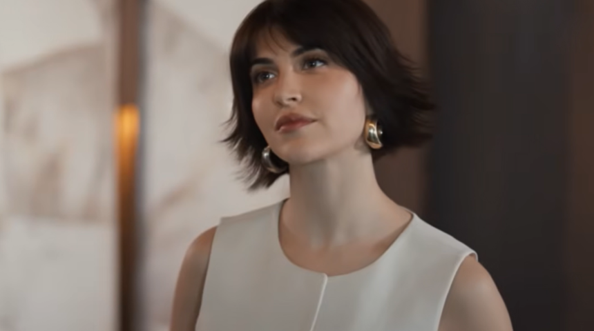 Yeraltı'nın Hande&rsquo;si Beyza G&uuml;m&uuml;lcine derin bacak yırtmacıyla olay oldu