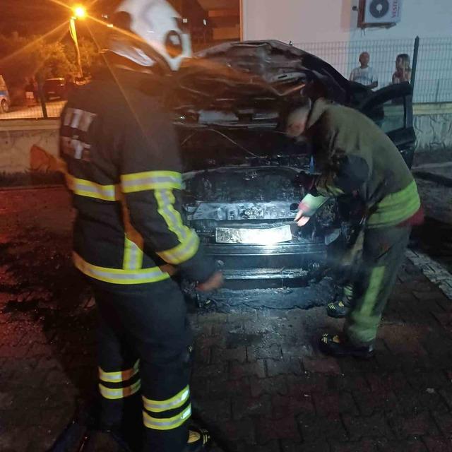 D&ouml;rtyol&rsquo;da otomobilin motor kısmından alevler y&uuml;kseldi 1