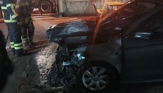 D&ouml;rtyol&rsquo;da otomobilin motor kısmından alevler y&uuml;kseldi
