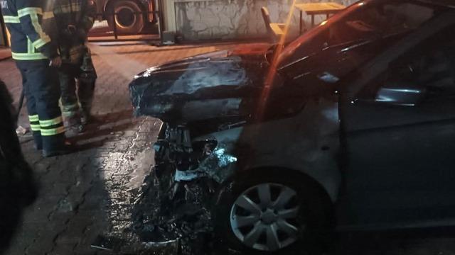 Dörtyol’da otomobilin motor kısmından alevler yükseldi