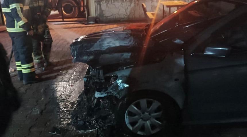 D&ouml;rtyol&rsquo;da otomobilin motor kısmından alevler y&uuml;kseldi