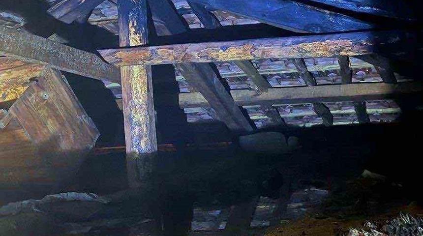 Bilecik&rsquo;te sobanın alev alması sonucu evin &ccedil;atı kısmı yandı