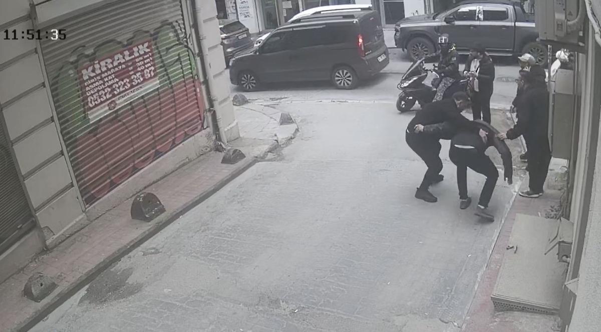 Yer: İstanbul! Yolda y&uuml;r&uuml;rken &ouml;l&uuml;mden d&ouml;nd&uuml;: 7 dikiş atıldı 2
