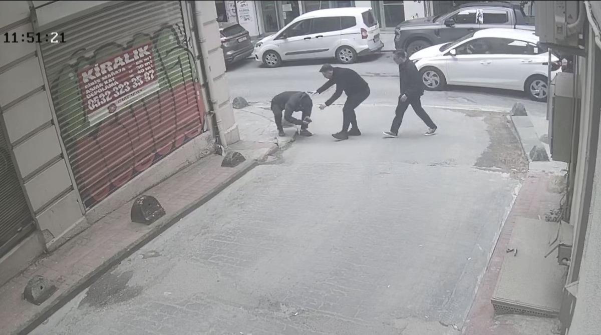 Yer: İstanbul! Yolda y&uuml;r&uuml;rken &ouml;l&uuml;mden d&ouml;nd&uuml;: 7 dikiş atıldı 3
