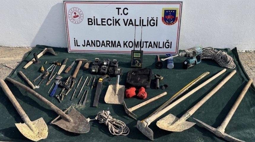 Bilecik&rsquo;te ka&ccedil;ak kazı yapan 5 kişi su&ccedil;&uuml;st&uuml; yakalandı