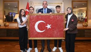 Bakan Ersoy, 19 mayıs&rsquo;ta gen&ccedil; sanat&ccedil;ıları bakanlıkta ağırladı