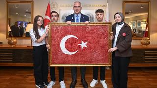 Bakan Ersoy, 19 mayıs’ta genç sanatçıları bakanlıkta ağırladı: Gençlerin el emeği Türk bayrağı Bakan Ersoy’a takdim edildi