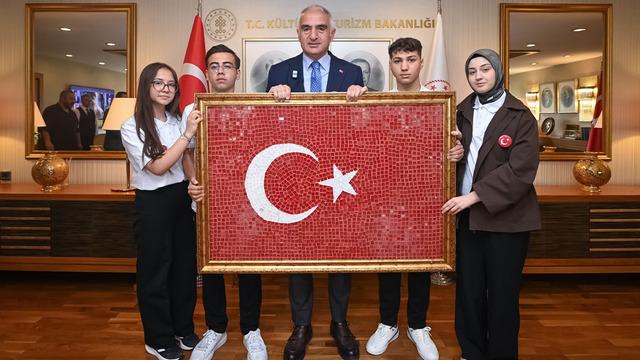 Bakan Ersoy, 19 mayıs’ta genç sanatçıları bakanlıkta ağırladı: Gençlerin el emeği Türk bayrağı Bakan Ersoy’a takdim edildi