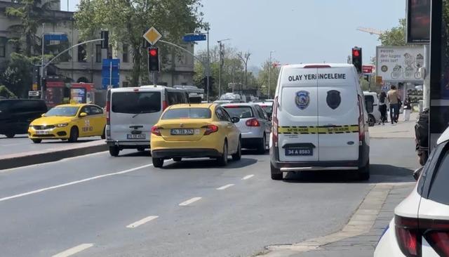 Minib&uuml;s trafik polisine &ccedil;arptı! Yola savrulan kadının durumu ağır; kaza kamerada 3