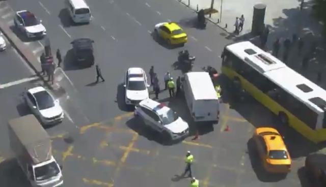 Minib&uuml;s trafik polisine &ccedil;arptı! Yola savrulan kadının durumu ağır; kaza kamerada 2