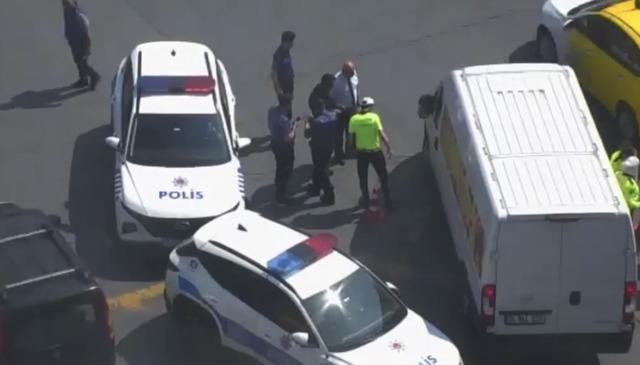 Minib&uuml;s trafik polisine &ccedil;arptı! Yola savrulan kadının durumu ağır; kaza kamerada 1