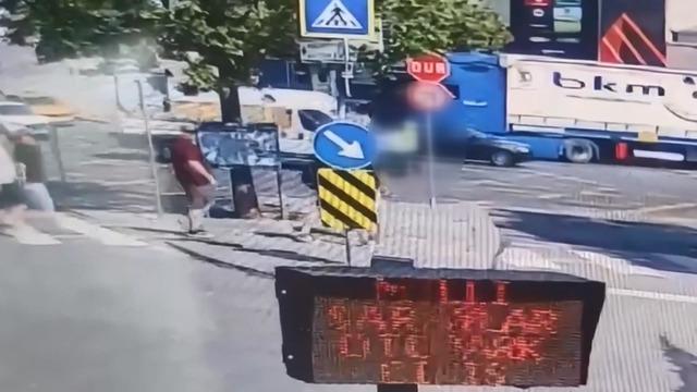 Minib&uuml;s trafik polisine &ccedil;arptı! Yola savrulan kadının durumu ağır; kaza kamerada 5