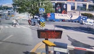 Minib&uuml;s trafik polisine &ccedil;arptı! Yola savrulan kadının durumu ağır; kaza kamerada