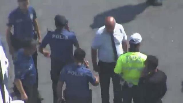 Minib&uuml;s trafik polisine &ccedil;arptı! Yola savrulan kadının durumu ağır; kaza kamerada 4
