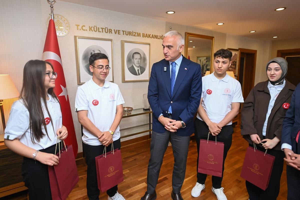 Bakan Ersoy, 19 mayıs&rsquo;ta gen&ccedil; sanat&ccedil;ıları bakanlıkta ağırladı: Gen&ccedil;lerin el emeği T&uuml;rk bayrağı Bakan Ersoy&rsquo;a takdim edildi 1